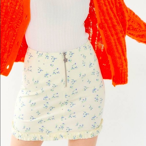 Urban Outfitters • Retro Floral Mini Skirt - Picture 2 of 11